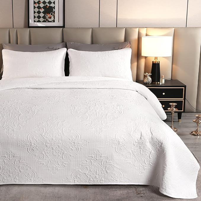 Qucover 3-Piece Embossed Bedspread Set – 220x240 cm Lightweight Quilt with 2 Pillowcases 50x75 cm, White Floral Pattern, Ultrasonic Quilted Microfiber Coverlet for All Seasons